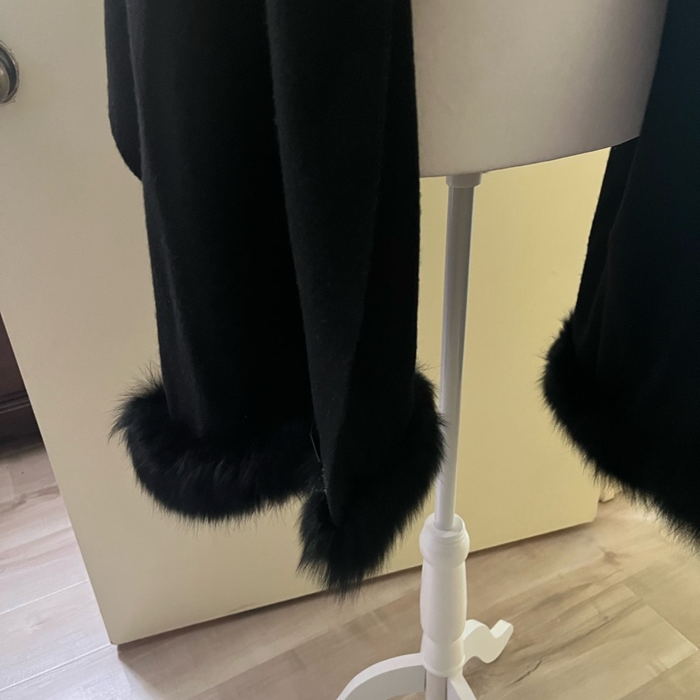 La Fiorentina Elegant Black Wrap with Faux Fur
